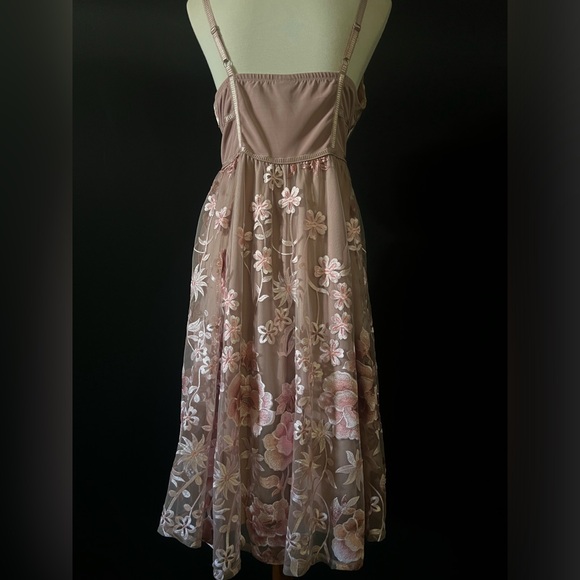 TORRID Lace Sweetheart Dress - Picture 6 of 9